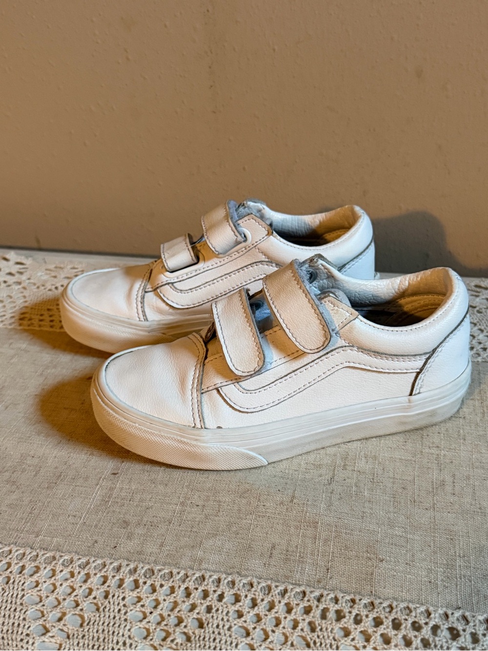 Vans Old Skool V White Leather Double Hook & Loop Sneakers
Kids Unisex Size 13